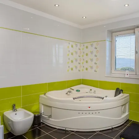 Grande Heated Pool&whirpool&sauna&pet Friendly Krk